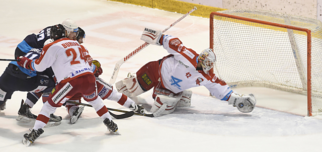 Efektní i efektivní zákrok Branislava Konráda v závěru druhé třetiny při obrovské šanci chomutovského Koblasy.