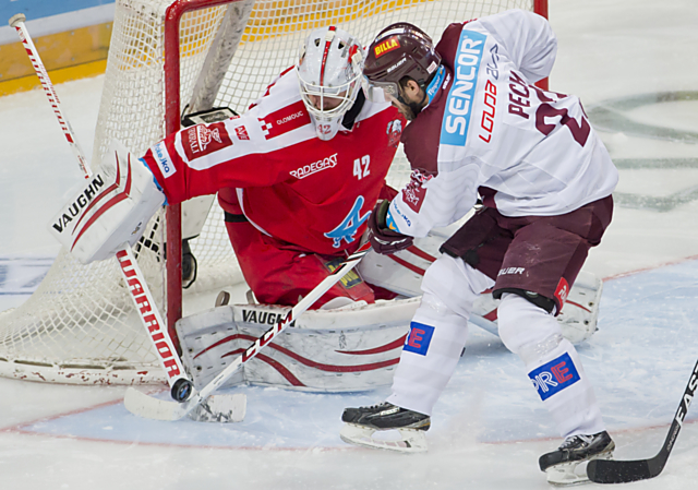 Branislav Konrád likviduje šanci sparťanského centra Lukáše Pecha. 