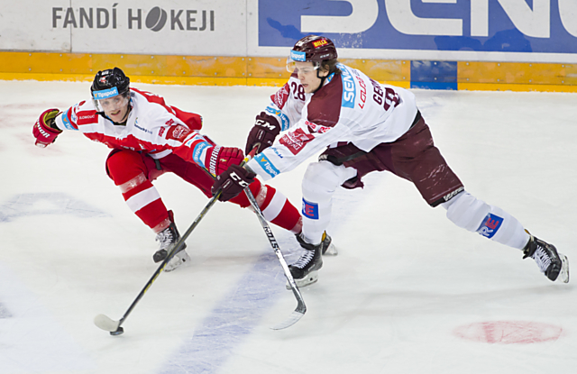 Marek Laš v souboji s obráncem Sparty Gernátem.