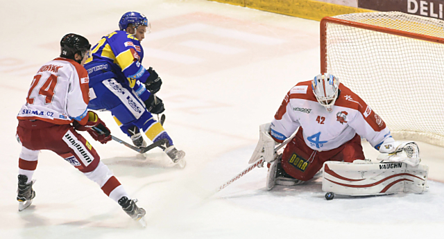 Zlínský Honejsek, stejně jako ostatní hráči PSG v duelu 50. kola TELH na Konráda recept nenašli. Mora porazila ševce 3:0.