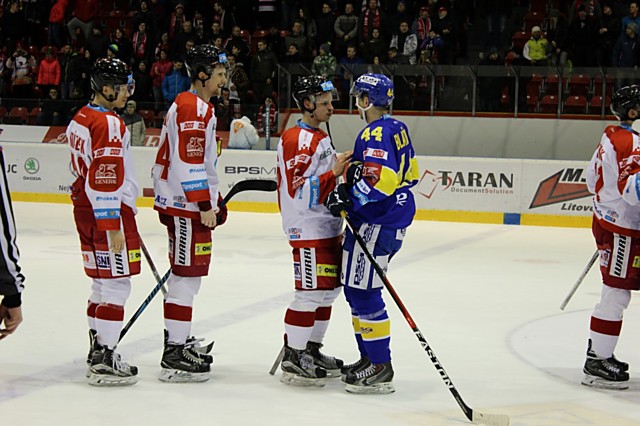 Roman Vlach si s Miroslavem Blaťákem vysvětlují situaci u druhé branky HC Olomouc.