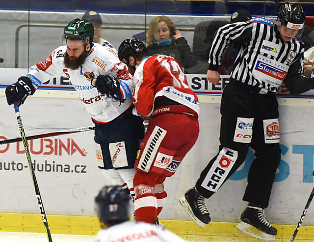 Jan Výtisk si našel hitem Jana Knotka. Olomoucký centr bohužel utkání nedohrál.