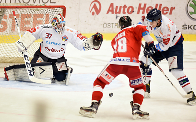 Roman Vlach vsítil první branku duelu ve Vítkovicích. Mora vyhrála 2:0 i díky skvělému Konrádovi. V posledním kole musí Hanáci vyhrát nad Brnem a doufat v pomoc Sparty a Varů.