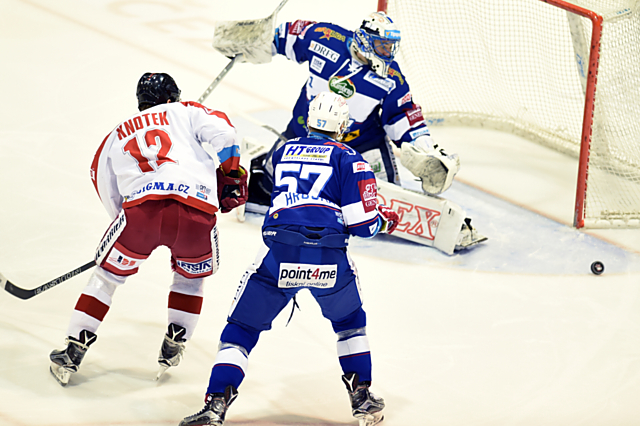 Jan Knotek před brankou Čiliaka tečuje střelu Davida Škůrka.