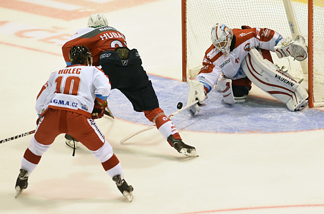 Branislav Konrád nastoupil v brance Kohoutů v utkání druhého kola play-out v Pardubicích a pomohl k výhře 3:2.