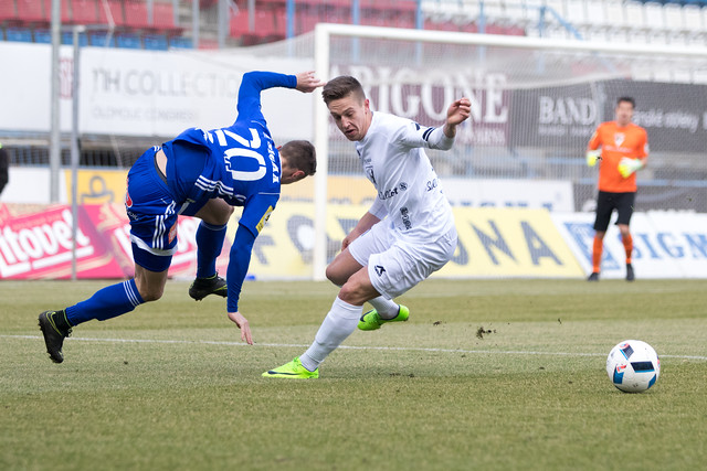 Šimon Falta v akrobatické pozici při útočném ataku Sigmy v duelu s Vlašimí.