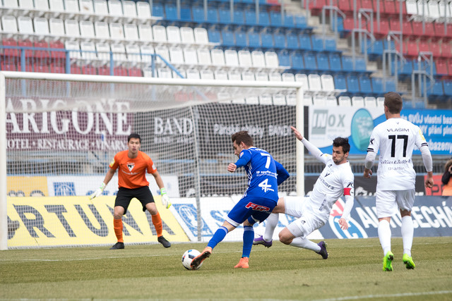 Lukáš Buchvaldek měl první šanci Sigmy a byl u jediné branky Hanáků. Před poločasem musel kvůli potížím s kolenem střídat.