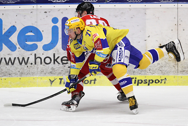 Marek Laš vsítil druhou branku HC Olomouc v utkání třetího kola play-out. Mora vyhrála ve Zlíně 2:0.