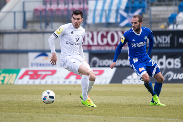 Tomáš Zahradníček v utkání s Vlašimí v souboji s obráncem hostí. V neděli hraje Sigma v Sezimově Ústí a Táborskem.