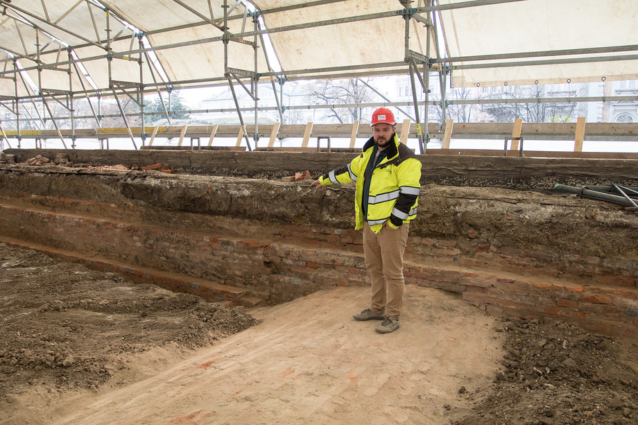 Ze střechy objektu bylo odstraněno na tři a půl tisíce kubíků hlíny. Část se sem zase vrátí. Vedoucí projektu Jan Virgl ukazuje původní klenbu stropu.