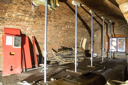 Kvůli pohybu těžké techniky byl strop zajištěn pomocí podpěr. Stop si ale podle odborníků spíš ulevil, když z něj byla sejmuta váha zeminy.