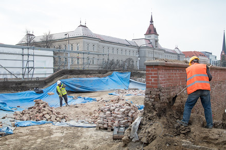 Část hlíny se po provedení izolace na strop opět vrátí. Kavárna vznikne jen asi ve čtvrtině valu.