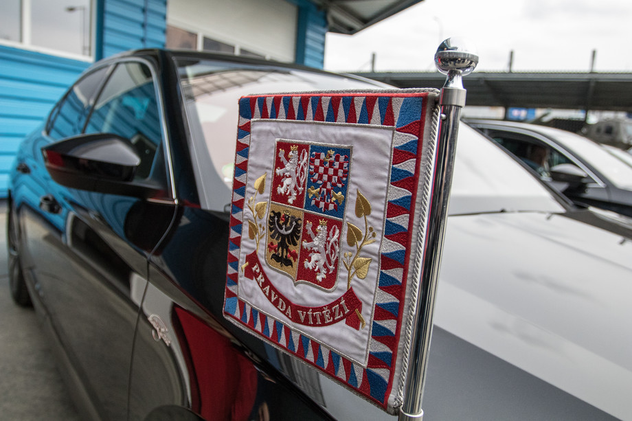 Prezidentská limuzína parkuje před halou společnosti Excalibur Army. Miloš Zeman tu pohovoří se zaměstnanci i vedením a dostane darem tankový granát. Ale to předbíháme...