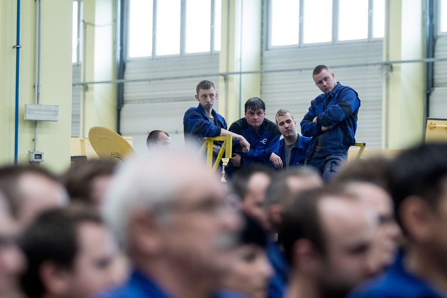 Vyrábí a opravují bojová vozidla a tanky. Teď mezi ně přijel prezident.