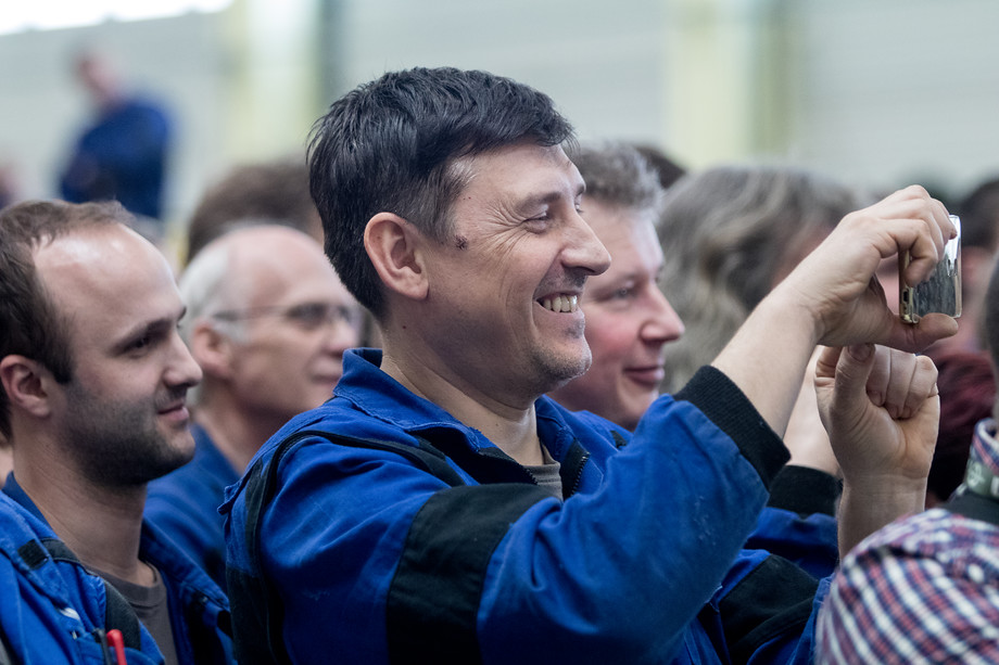Průměrný plat ve vaší firmě je třicet tisíc korun, oznamuje Zeman. Když se většina zaměstnanců začne hlasitě smát, glosuje: - Soudím z vaší reakce, že tomu tak není. Až přijedu příště, doufám, že to už bude pravda! - Hejtman vážně kýve hlavou, zatímco manažeři se usmívají.