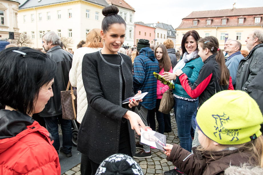 A to už jsme na šternberském Hlavním náměstí. Podobizna prezidenta s natištěným podpisem pro každého je nedílnou součástí jeho mítinků.