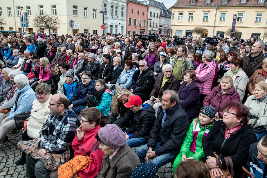 Zdá se, že šternberská kavárna zůstala doma. Na náměstí se shromáždili prezidentovi příznivci, žádné projevy nesympatií tu cítit nejsou.