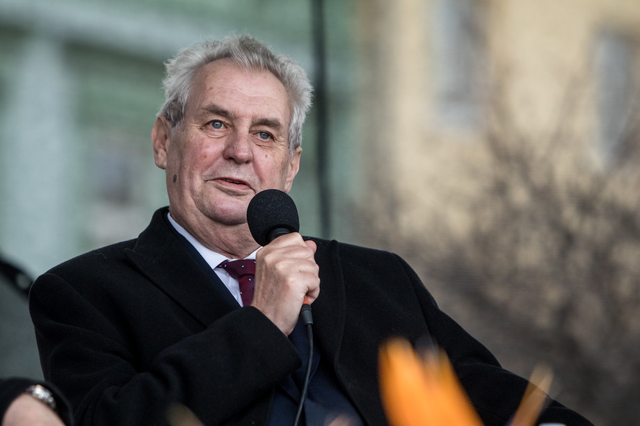 Miloš Zeman je brilantní řečník a diskuze s lidmi si užívá. Dokáže zareagovat na cokoliv. - Co ta vaše bota? - zeptá se chlapec v pubertálním věku a jeho okolí ho plácá po zádech. - Vidíte, kdyby se mi nevyzula bota, novináři by si ani nevšimnuli, že jsem v Olomouckém kraji, natož abych se dostal na titulní strany, - odpovídá prezident. Svůj pondělní incident s vyzutou botou přitom během předchozího dne sám neváhal několikrát připomenout.