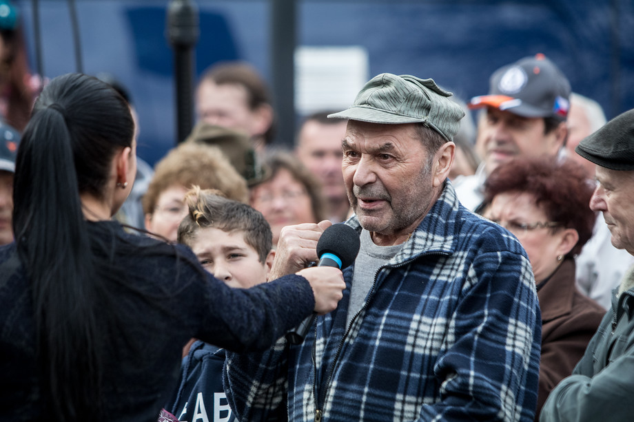 Mikrofonistky. Další nedílná součást prezidentových mítinků...