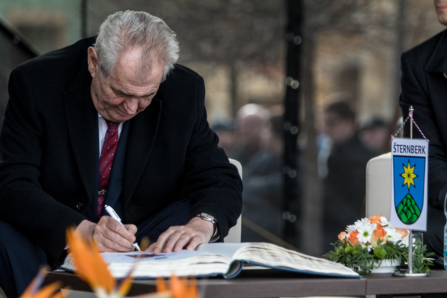Ještě podpis do pamětní knihy... - Tu propisku vám vrátím, pane starosto, - neopomene pokaždé prezident zavtipkovat.