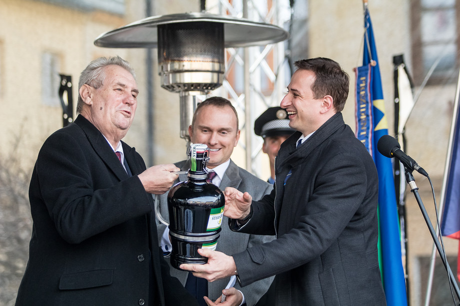 ...a jde se na dary. Při minulé návštěvě kraje prohlásil prezident, že patoky z minipivovarů se nedají pít. Několikrát také z jeho úst zaznělo, že názory se vyvíjí. Možná mu ke změně postoje dopomůže dar od starosty Šternberka Stanislava Orsága. Ten prezidentovi věnoval demižon právě z jednoho z místních minipivovarů.