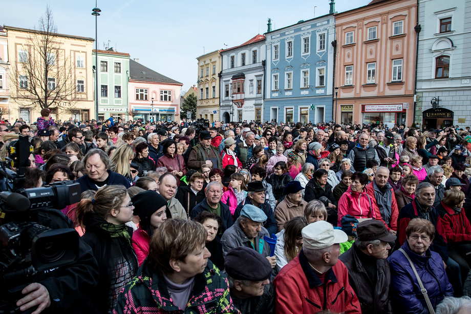 A už jsme v Uničově. I tady je plno, i tady jsou převážně prezidentovi příznivci. - Ostatně, volilo mě šedesát procent z vás, - pochválí Miloš Zeman Uničovany a neopomene přidat i historku, kdy právě v Uničově skončilo volební  turné legendárního autobusu Zemák. - Oslavili jsme to a pak jsme se tři dny regenerovali, protože to bylo opravdu náročné, - vzpomene.