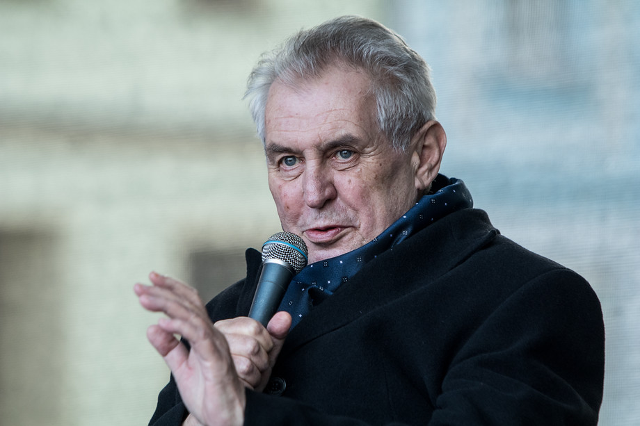 V Uničově není vyhřívané pódium, prezident proto přijde v kabátu a šále. - Hřeje mě pohled na vás, - prohlásí a náměstí nadšeně aplauduje.