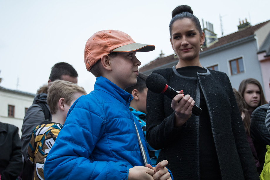 Dotazy pokládají odvážně i ti nejmenší. - Kde se vám v našem kraji nejvíc líbí? - pokládá chlapec vlastivědnou otázku. Dostane se mu odpovědi, že v Jeseníkách.