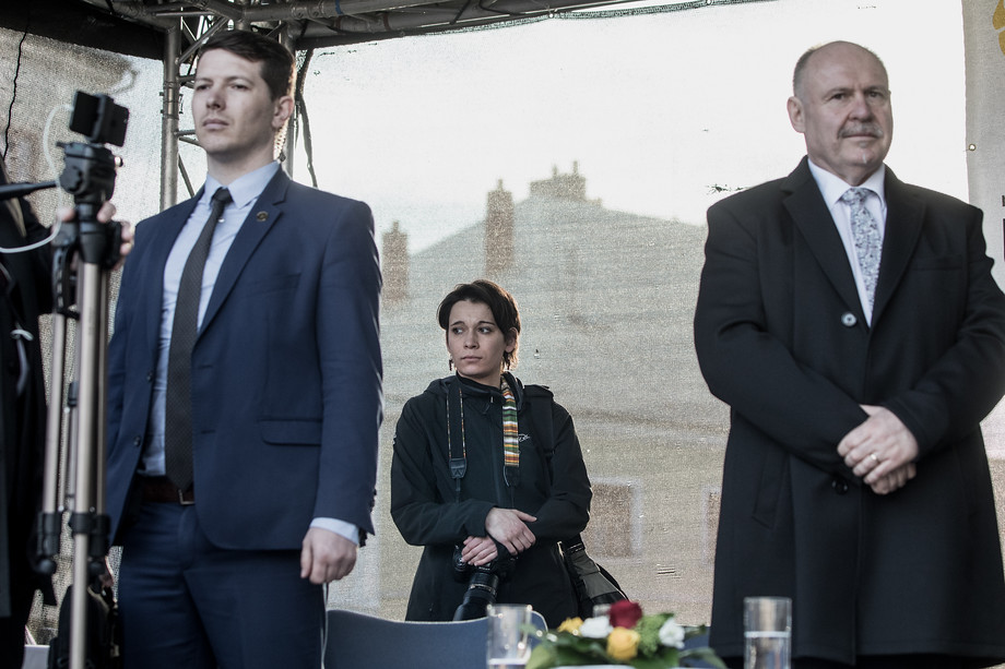 Oficiální fotografka doprovází prezidenta, kam se hne. Těžko říct, zda jí lze závidět poněkud monotematické zaměření její práce.