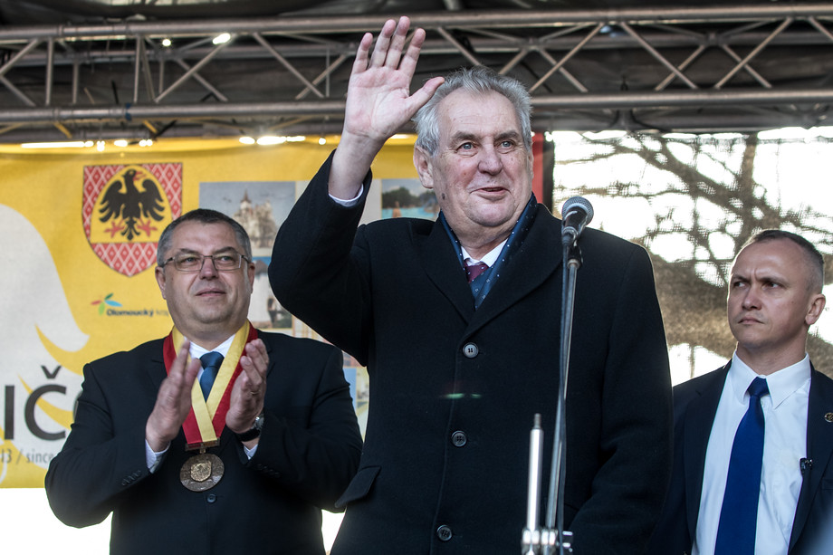 Čas loučení. Sbohem, nebo na shledanou? Miloš Zeman nepřijel jen jako prezident, ale také jako prezidentský kandidát. Ostatně to sám připustil. - Když cítím vaši podporu, bylo by zbabělé utéct, - řekl. A řekne nepochybně ještě na mnoha dalších náměstích, která mu do konce prezidentského mandátu zbývají.