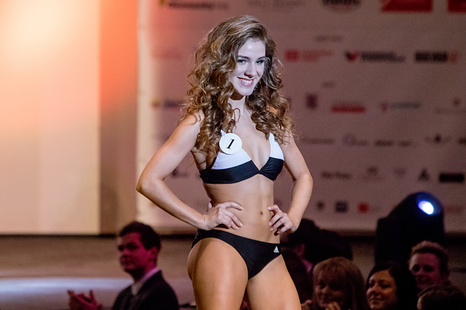 Královskou disciplínu, promenádu v plavkách, si diváci užili netradičně už uprostřed programu.