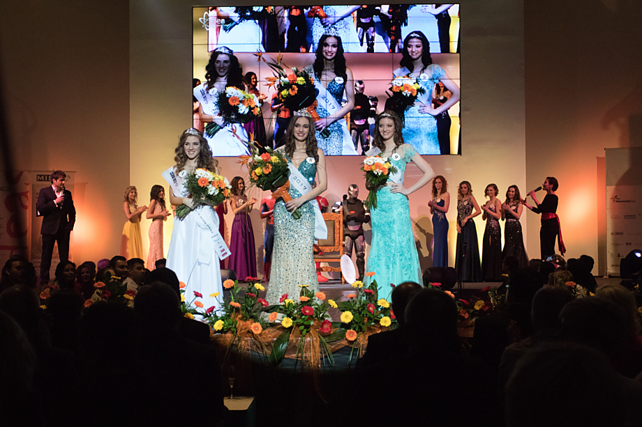 A tady je máme, vítězky. Zleva: I. VicemisOK Bára Hošková, MissOK Lucie Henslová a II. VicemisOK Michaela Blašková.