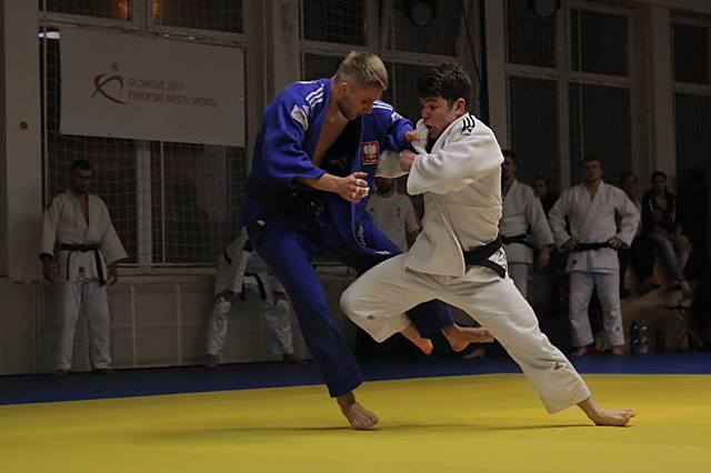 Václav Kolář (vpravo) v rozhodujícím utkání o vítězství.