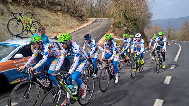 Mladé cyklistické talenty Mapei Merida Kaňkovský pod dohledeme trenérského matadora Jiřího Kaňkovského při najíždění objemů.