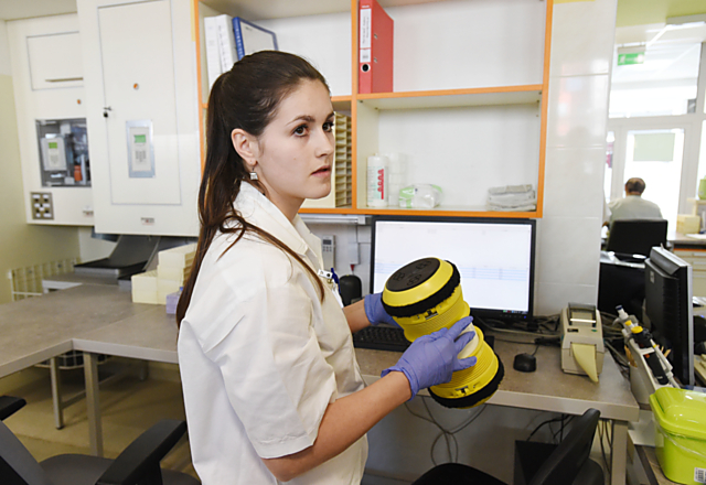 Laborantka Petra Kučerová ukazuje, jak funguje potrubní pošta.