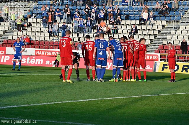 Jakub Petr zkoušel překvapit brankáře Třinec Palečka i z přímého kopu, střela šla o metr nad.