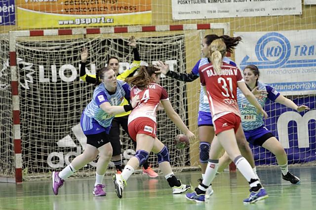 Tereza Kubáčková s Klárou Sovovou a Annou Gebre Selassie při bránění útoku Trenčína. Duel s týmem, který měl dosud jen sedm bodů, Zora totálně nezvládla.