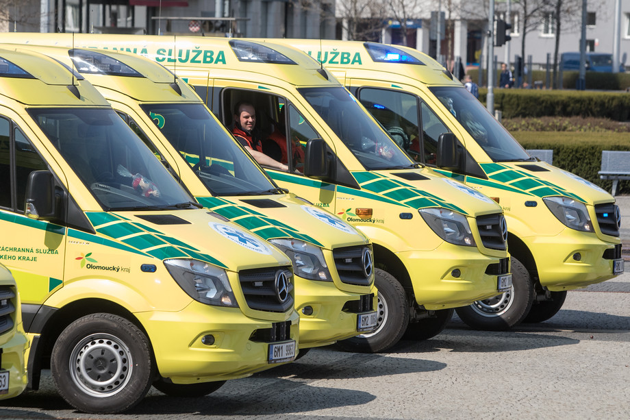 Sanitky mají nové barevné provedení. Zatím jich záchranka dostala osm, obnova vozového parku by ale měla pokračovat.