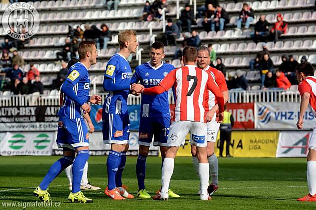 Rohový kop Sigmy Olomouc na Viktorce. Jakub Plšek, Uroš Radakovič a Jan Štěrba se chystají k akci.
