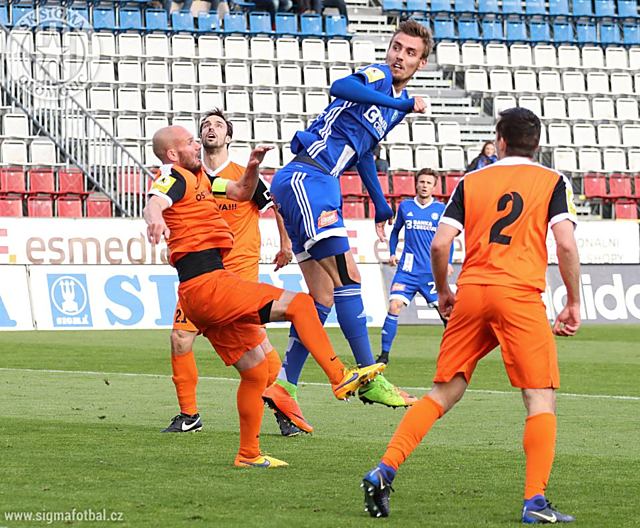 Tomáš Chorý hlavičkou rozhoduje duel s Vítkovicemi. Byla to jeho třináctá branka v sezóně.