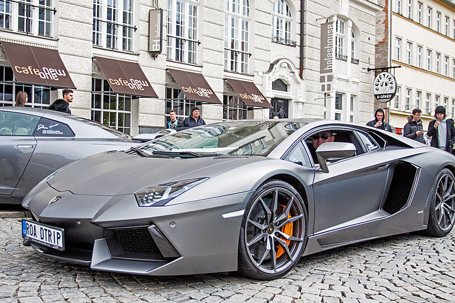 Na přehlídku před Cafe New One v pátek dorazila řada lidí, kteří mají rádi superrychlé a luxusní vozy...