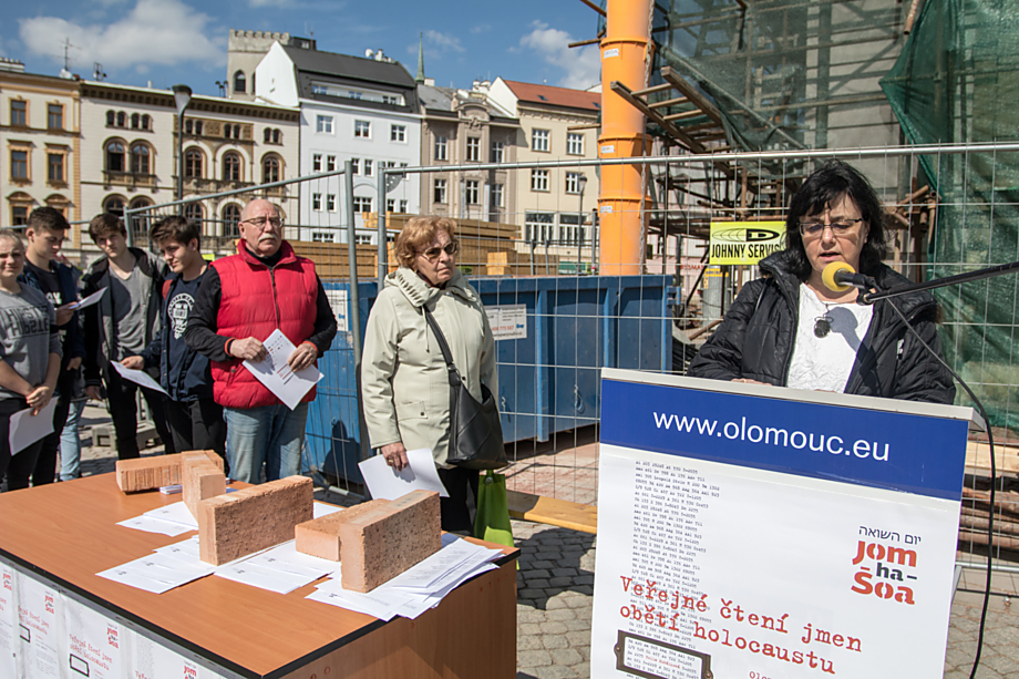 Šest milionů Židů a půl druhého milionu Romů přišlo o život během nacistického řádění. Alespoň část jmen obětí v pondělí zaznělo na Horním náměstí. Do akce se zapojila i herečka Moravského divadla Ivana Plíhalová (na snímku).