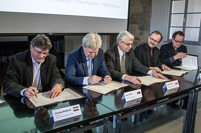 Memorandum o vzájemné spolupráci na tomto mezinárodním výstavním projektu podepsali v Olomouci 24. dubna Jacek Purchla (Międzynarodowe Centrum Kultury Kraków), Ivan Jančár (Galéria mesta Bratislavy), Csornay Boldizsár (Janus Pannonius Múzeum Pécs), Martin Souček (Nakladatelství Arbor vitae) a Michal Soukup (Muzeum umění Olomouc).