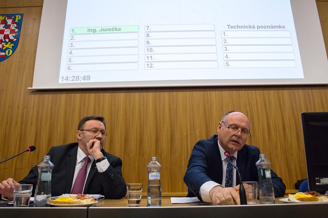 Krajská rada funguje ve svém současném složení od 27. února, kdy Ladislav Okleštěk (vpravo) nahradil ve funkci hejtmana odvolaného Oto Koštu.