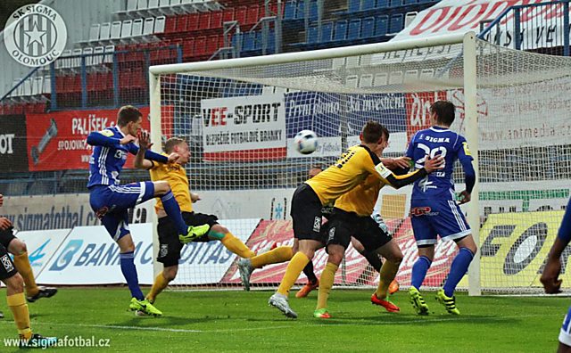 Jan Štěrba střílí gól po parádním centru Tomáše Zahradníčka.