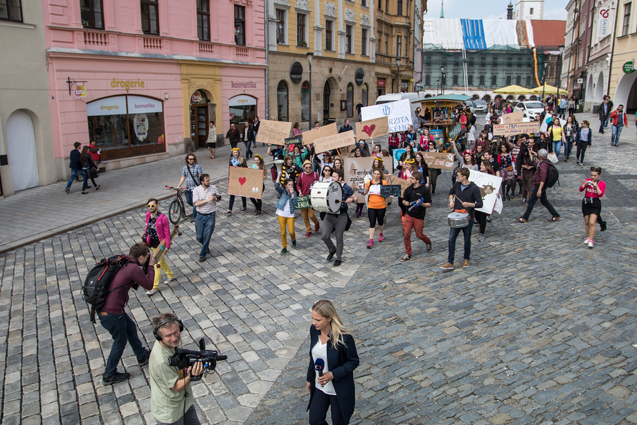 Účastníků průvodu nebylo mnoho. Studenti zřejmě šetřili síly na večer. I tak byla ale veselice řádně hlasitá.