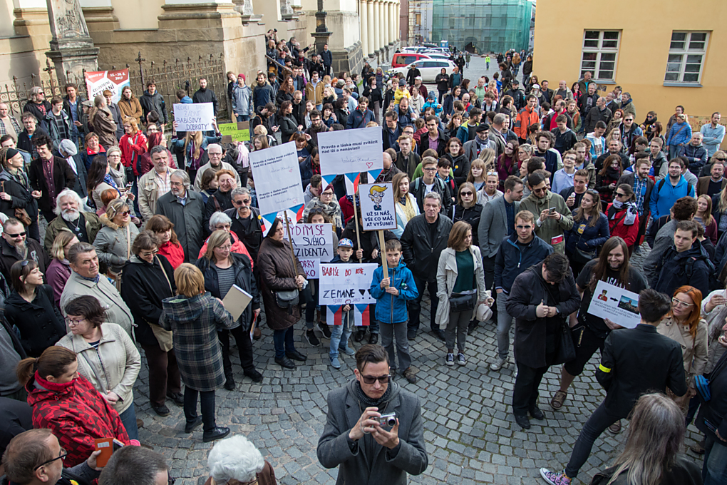 Po celé zemi se ve středu vpodvečer konaly demonstrace proti Andreji Babišovi a Miloši Zemanovi. V Olomouci se akce Proč? Proto! uskutečnila na Žerotínově náměstí, kam dorazilo asi pět set lidí.
