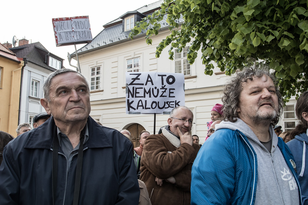 Kalousek nás neplatí. Ani Sobotka. To zaznělo od organizátorů mnohokrát. Naopak nezištně poskytli pomoc mnozí: techniku, ale třeba i kávu na zahřátí.