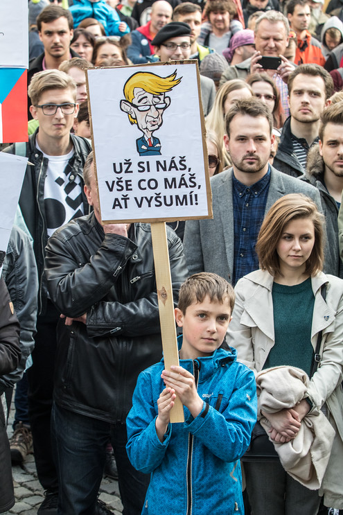 Dodržujte Ústavu a odvolejte Babiše, vzkázali demonstranti prezidentu Zemanovi.