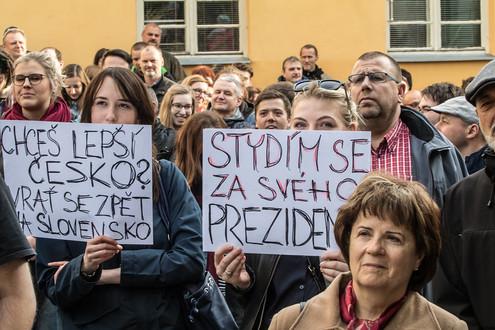 Některé transparenty byly návodné. Slovákům by se ale český recept na odstranění Babiše zřejmě nepáčil.